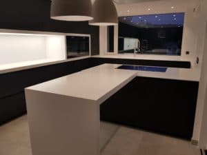 table avec joue Corian®